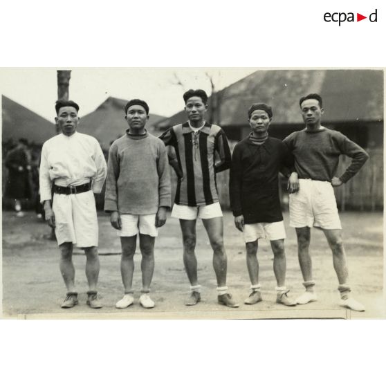 Sous-officiers indigènes ayant pris part au cross-country du bataillon. [légende d'origine]<br>