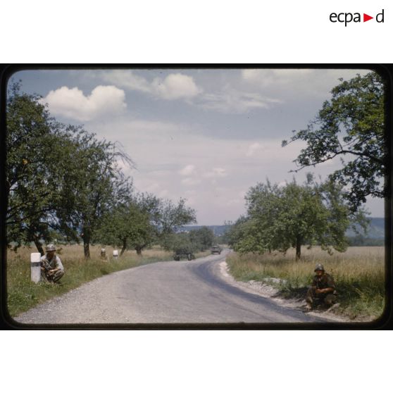 1955, Reutlingen, exercices sur route. [légende d'origine]