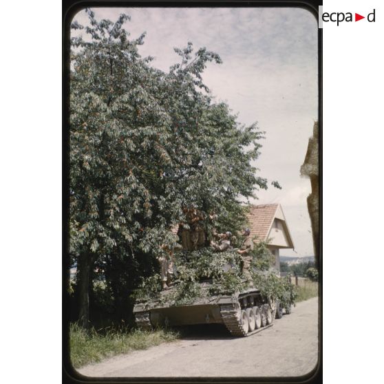 1955, Reutlingen, exercices sur route. [légende d'origine]