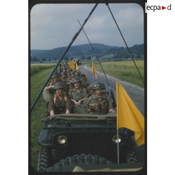 1955, Reutlingen, exercices sur route. [légende d'origine]