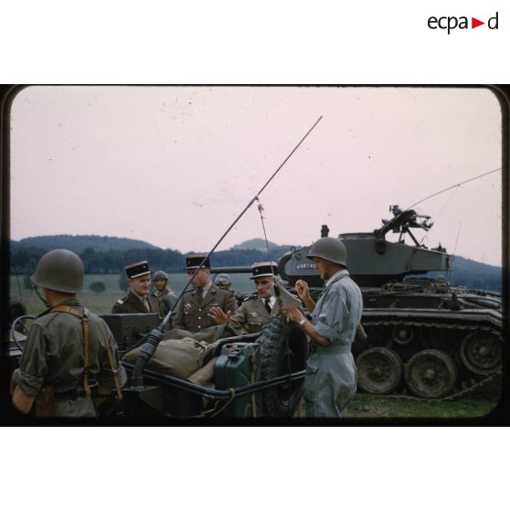 1955, Reutlingen, visite départ Afrique du Nord, commandant de Laverg*. [légende d'origine]