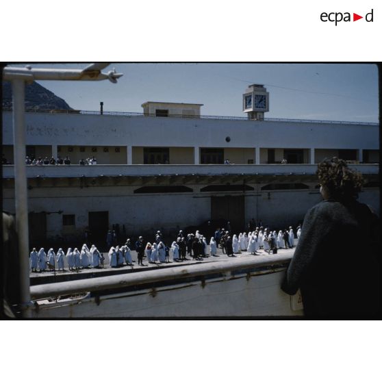 Oran : le "Président de Cazalet" quitte le quai le 30 mai 1959. [légende d'origine]