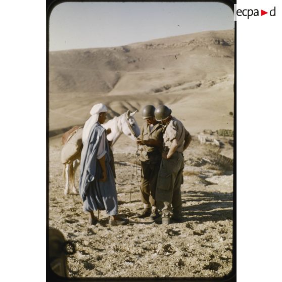 [Un contrôle d'identité sur un civil par des hommes du 12e régiment de dragons (RD)].