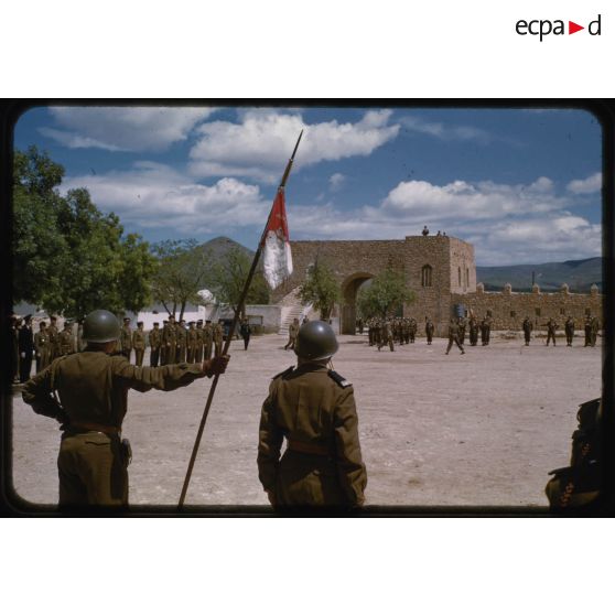 Prise d'armes du passage de commandement : arrivée du général d'Esneval à la messe de Saint Georges, 1956. [légende d'origine]<br>