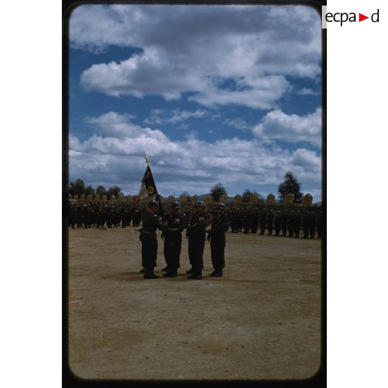 Passage de commandement : le colonel Chabot remet l'Etendard au Porte-étandard. [légende d'origine]