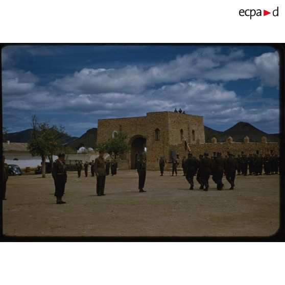 Passage de commandement : l'Etendard s'en va aux ordres du colonel Chabot (de gauche à droite : le général d'Esneval et le colonel Deluc). [légende d'origine]