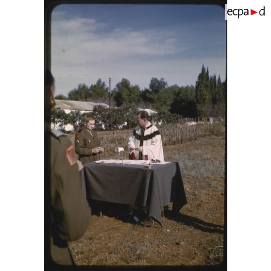 Messe du 15 janvier 1956 au 2e escadron - ferme Boutin. [légende d'origine]<br>