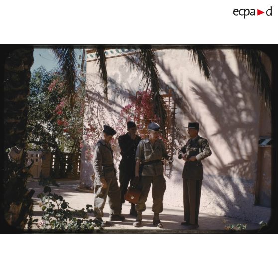 Le lieutenant Buet, Gellot, Lasselin et Girard, janvier 1956. [légende d'origine]<br>