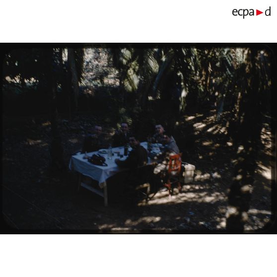 Les joyeux repas du 1er escadron, Aïn Regada, janvier 1956. [légende d'origine]<br>