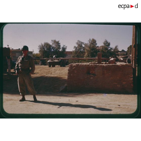 [Un soldat du 1er escadron du 12e régiment de Dragons monte la garde].