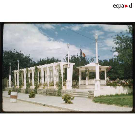 [Un kiosque aux alentours de Palikao (Tighenif)].