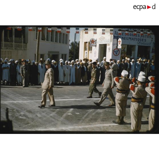 1956 Palikao, défilé 4e DIM Mascara 14-7. [légende d'origine]