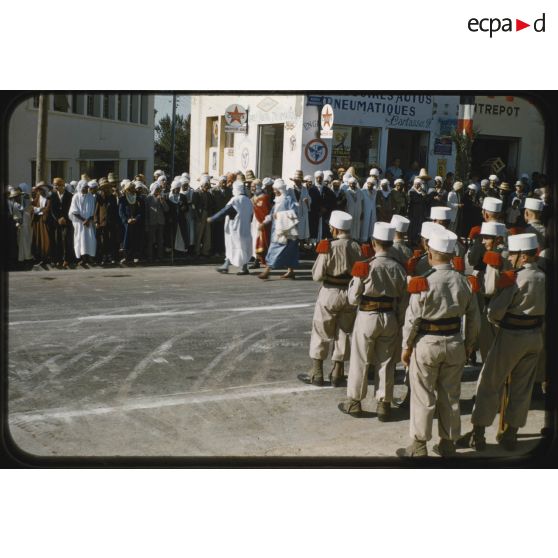 1956 Palikao, défilé 4e DIM Mascara 14-7. [légende d'origine]