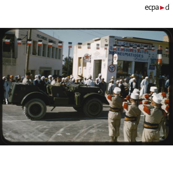 1956 Palikao, défilé 4e DIM Mascara 14-7. [légende d'origine]