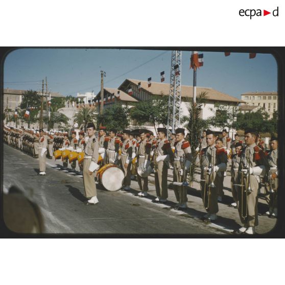 1956 Palikao, défilé 4e DIM Mascara 14-7. [légende d'origine]