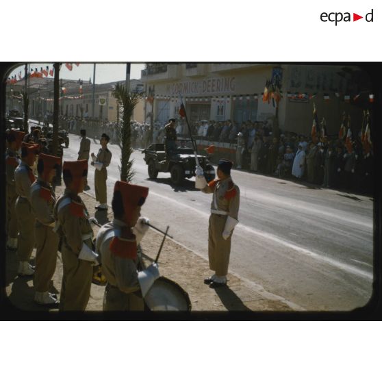 1956 Palikao, défilé 4e DIM Mascara 14-7. [légende d'origine]