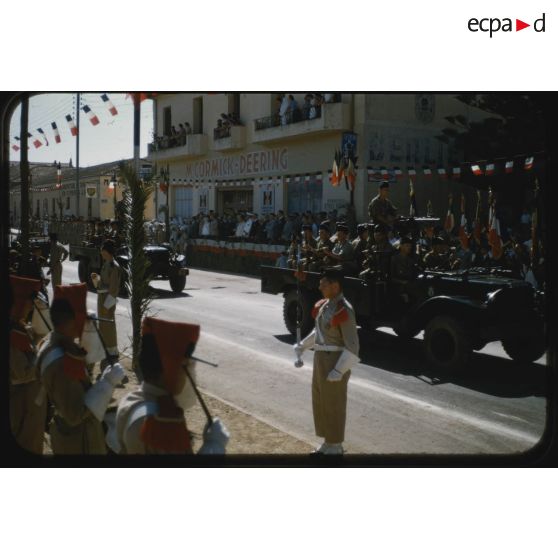 1956 Palikao, défilé 4e DIM Mascara 14-7. [légende d'origine]