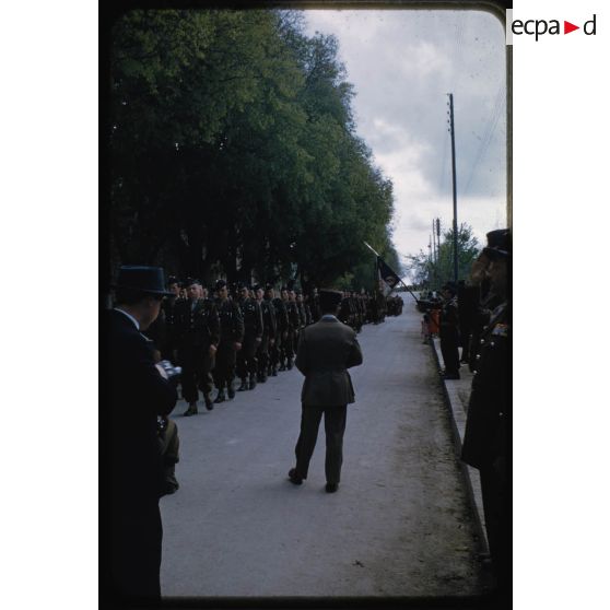 [Prise d'armes du 12 mai 1957 à Palat, défilé des troupes].