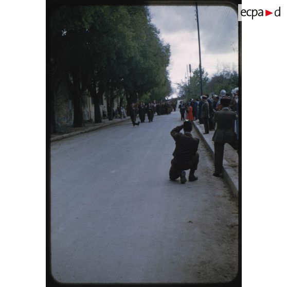 [Prise d'armes du 12 mai 1957 à Palat, défilé des troupes].