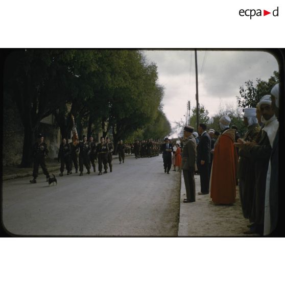 Défilé du 12 mai 1957 à Palat - Au premier plan : Caïd Ladjoli. [légende d'origine]<br>