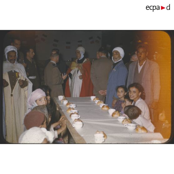 [Cocktail à Palat en présence du caïd Ladjali].