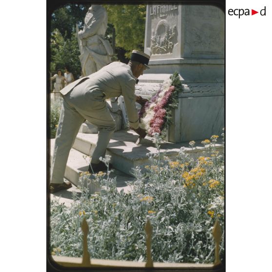 Palat, le lieutenant-colonel Perrodon, le 14 juillet 1957. [légende d'origine]<br>