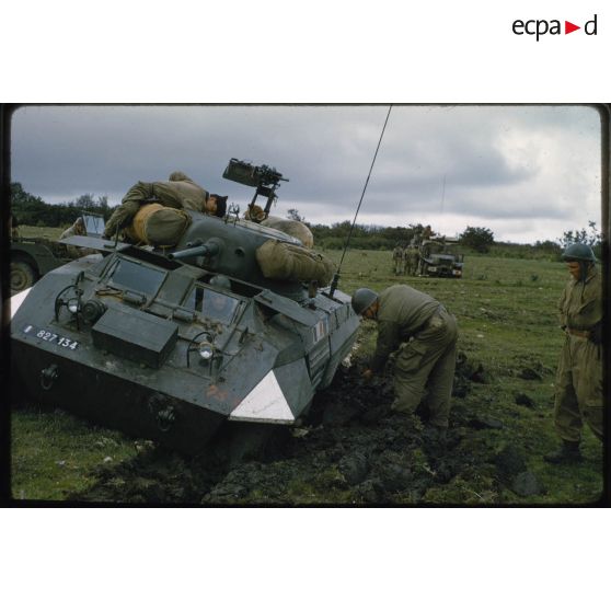 [Un AM M8 du 12e RD embourbée lors d'une opération dans le secteur de Dominique-Luciani].