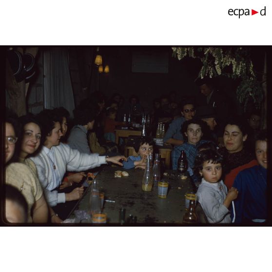 [Journée de la Saint-Georges 1958, bal au foyer du 3/12e RD].