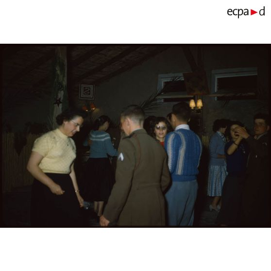 [Journée de la Saint-Georges 1958, bal au foyer du 3/12e RD].