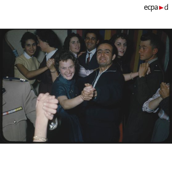 [Soirée au mess du 3/12e RD à Dominique-Luciani, à droite : le sous-lieutenant Wdowick].