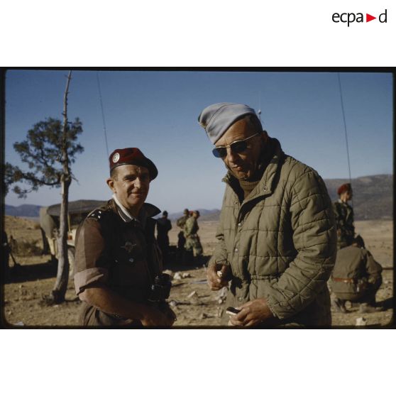 Le général Gilles et le colonel Maniglia sur le djeb Haboua, le 6 octobre 1958. [légende d'origine]