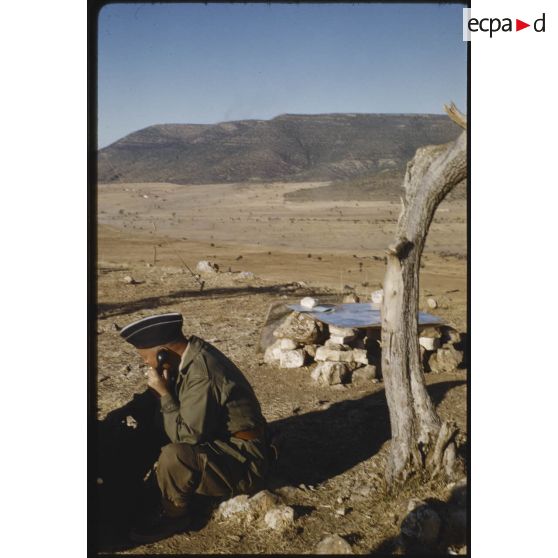 [Opération du 12e régiment de Dragons, un soldat en communication radio].