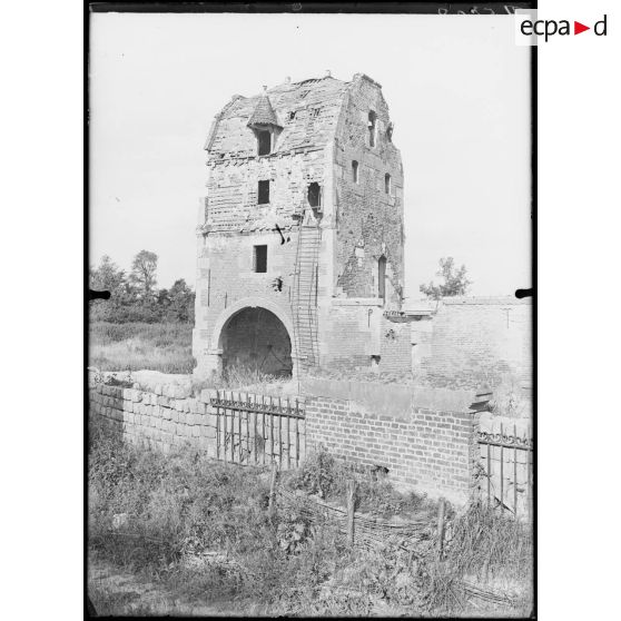 Tilloloy (Somme). Vieille maison Louis XIII, près de l'église. [légende d'origine]