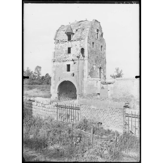 Tilloloy (Somme). Vieille maison Louis XIII, près de l'église. [légende d'origine]