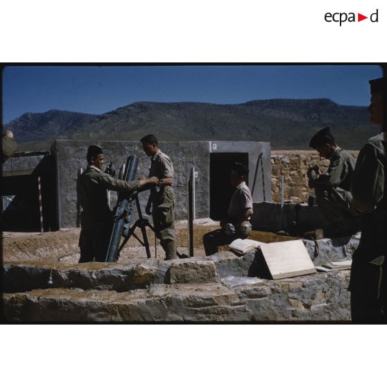Tir au 120 : Guglienuetti, Delorme, Morin, Bollinc à Mékalis, avril 1959. [légende d'origine]