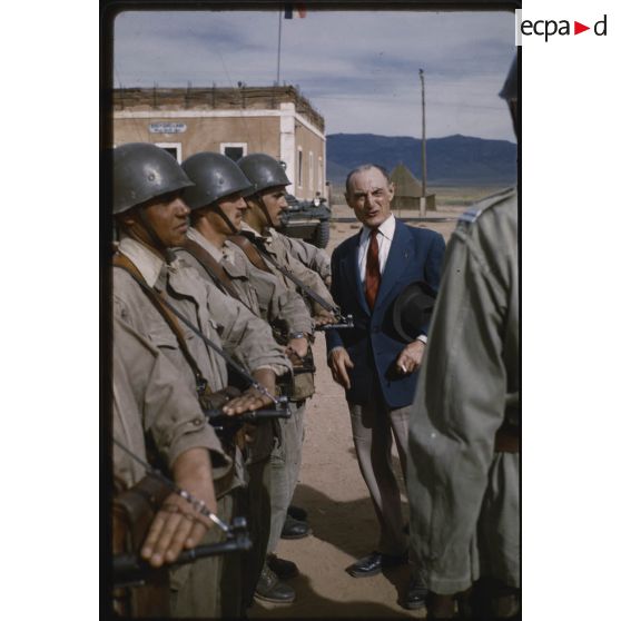 Général Noiret de la Défense nationale à Bou-Ghellaba, avril 1959. [légende d'origine]<br>