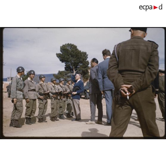 Général Noiret de la Défense nationale à Bou-Ghellaba, avril 1959. [légende d'origine]<br>