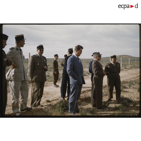 La visite de la Défense nationale sur le barrage en avril 1959. [légende d'origine]<br>