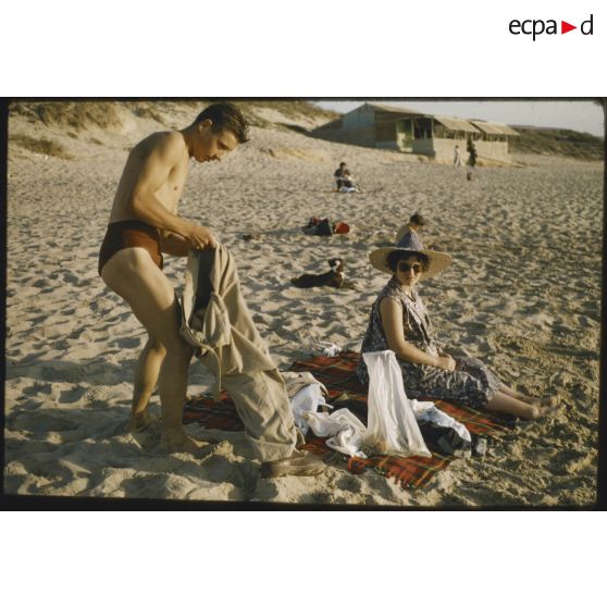 [Tourisme en Algérie, sur une plage de Mostaganem, septembre 1957].