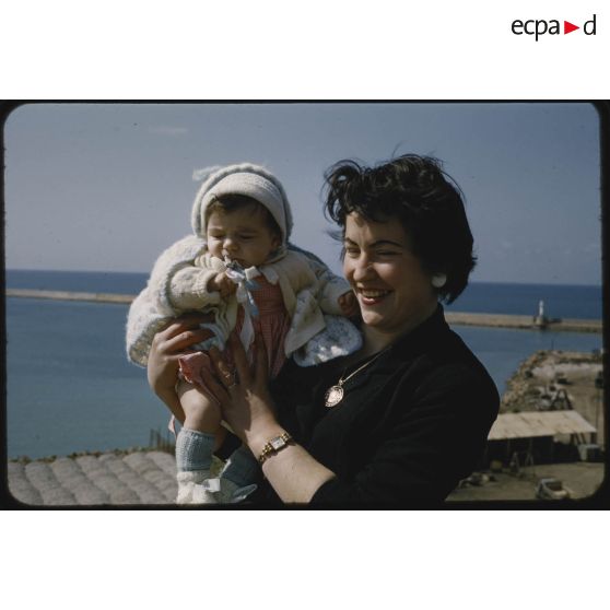 [Tourisme en Algérie, portrait d'une femme et son enfant].