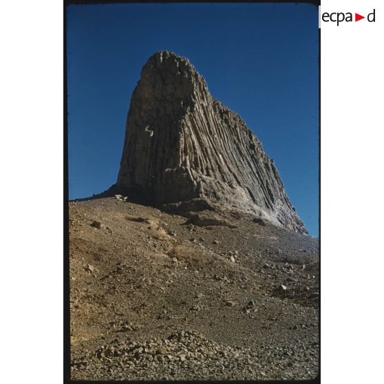 [Roche dans le désert saharien].