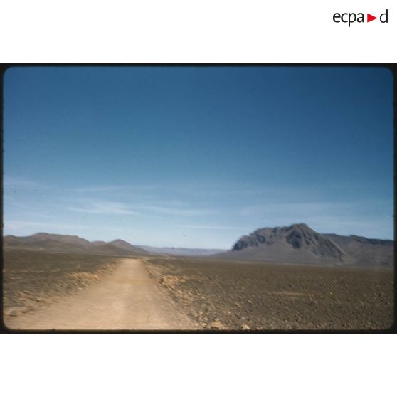 [Une piste dans le désert].