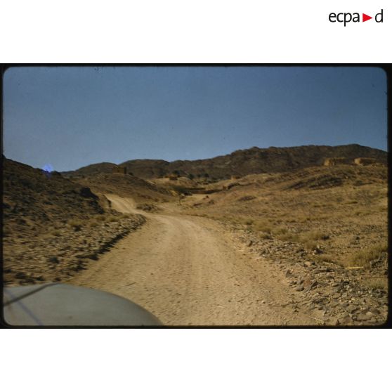 [Une piste dans le désert].