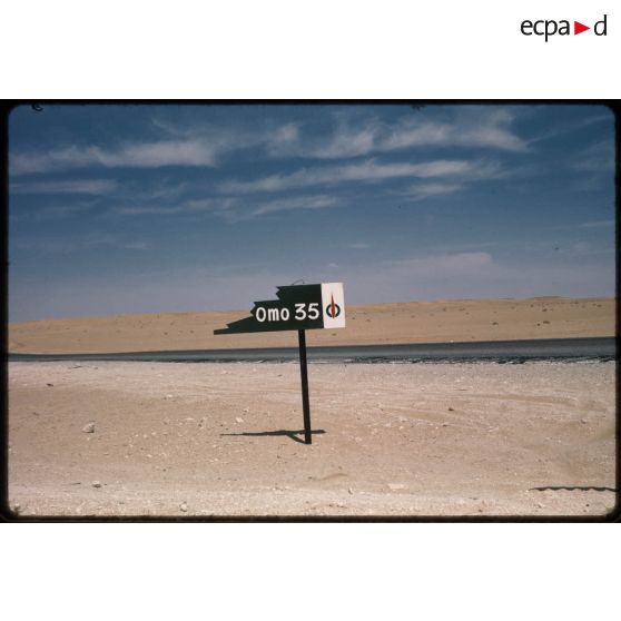 [Panneau dans le désert].