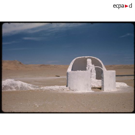 [Petite construction dans le désert].