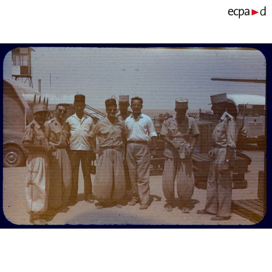 Désensablage, docteur Rouffi, Hassi-Messaoud, animaux, généralités, divers, signes marchands. [légende d'origine]