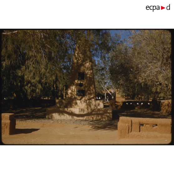 Habitations, père de Foucauld, Colomb Béchar, Divers. [légende d'origine]