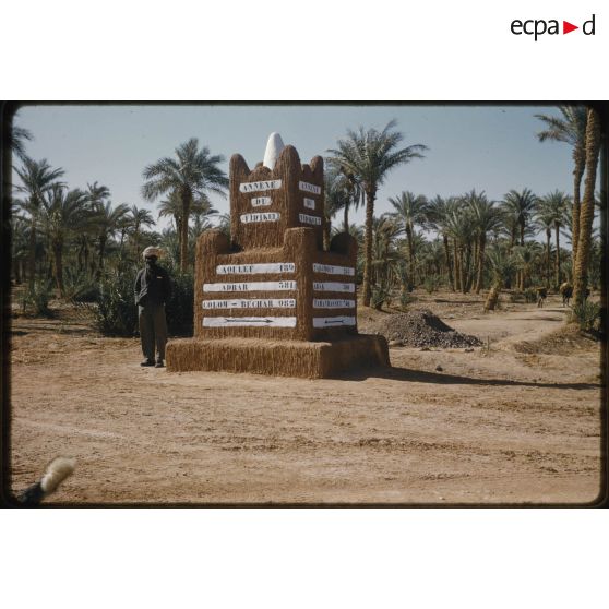 [Petit monument de terre sèche : annexe du Tidikelt].