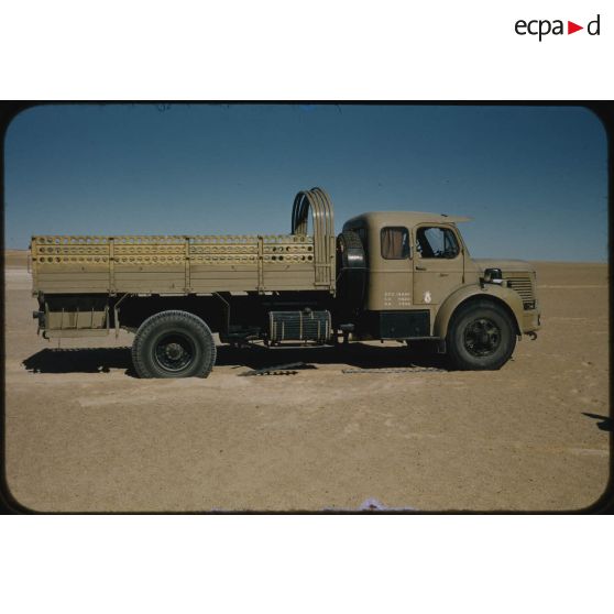 [Camion Berliet de la 2e Compagnie Automobile Saharienne de Transport (CAST) dans le Sahara algérien].
