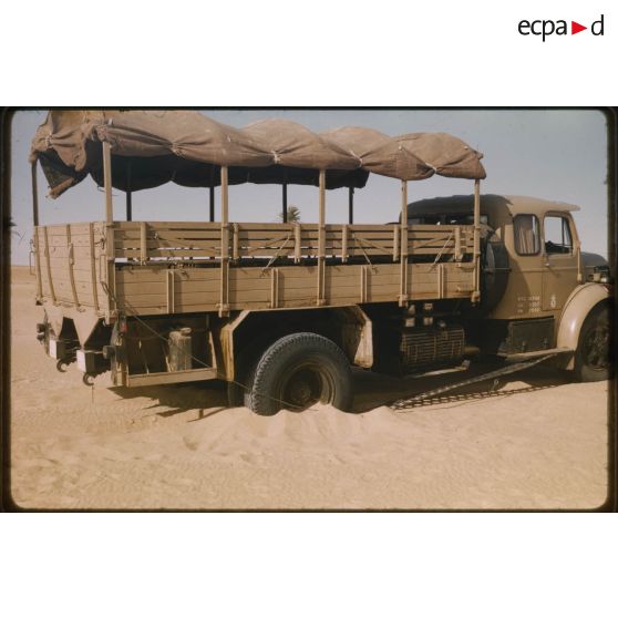 [Un camion Berliet de la 2e Compagnie Automobile Saharienne de Transport (CAST) ensablé dans le Sahara algérien].